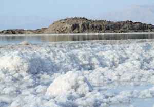 Salzhaltige Schlammflächen im Toten Meer
